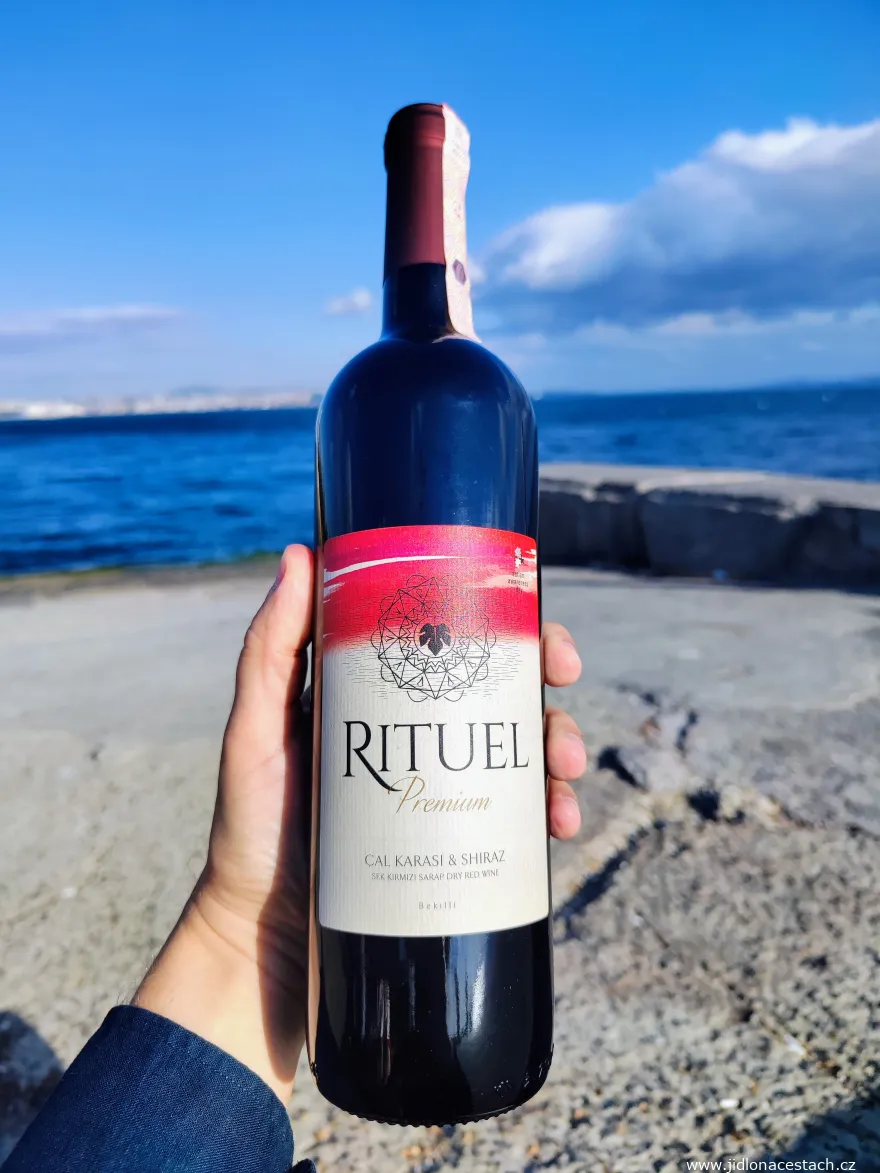 Vino rosso turco: cuvée dei vitigni Çal Karası e Shiraz. Vino rosso turco: cuvée dei vitigni Çal Karası e Shiraz.