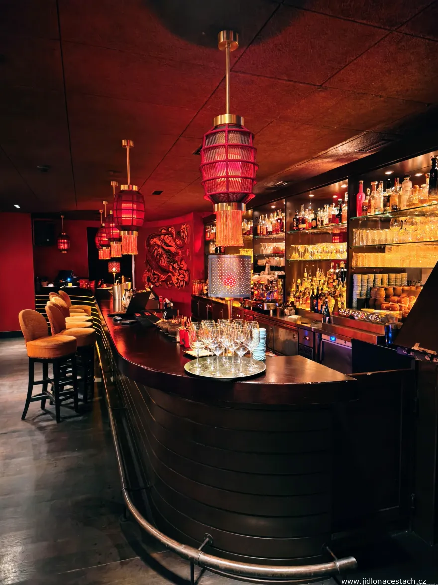 Buddha-Bar Prague: die Holzbar im Zwischengeschoss. Buddha-Bar Prague: die Holzbar im Zwischengeschoss.