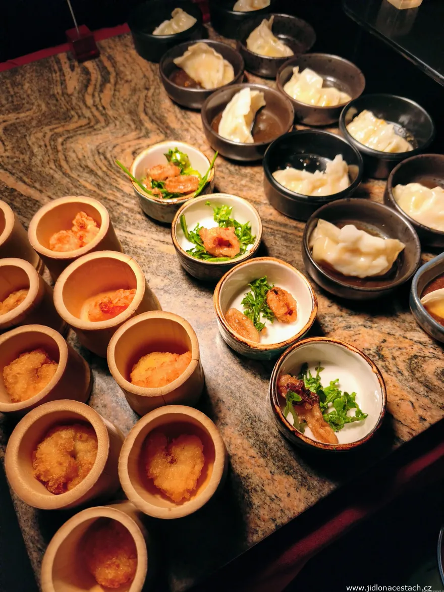 Buddha-Bar Prague: Garnelen in Tempura, pikant gebratene Calamari und Gyoza-Teigtaschen. Buddha-Bar Prague: Garnelen in Tempura, pikant gebratene Calamari und Gyoza-Teigtaschen.