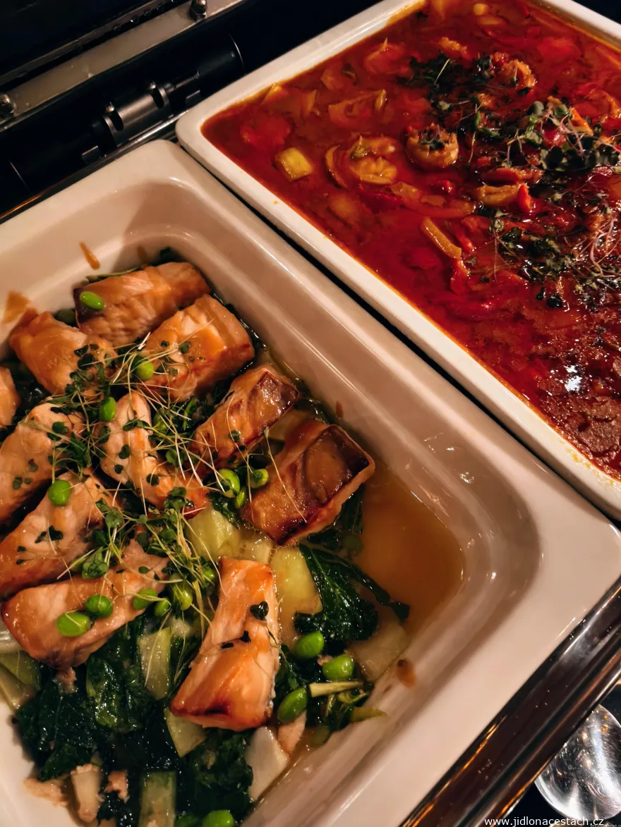 Buddha-Bar Prague: in Miso marinierter Lachs, rotes Curry. Buddha-Bar Prague: in Miso marinierter Lachs, rotes Curry.