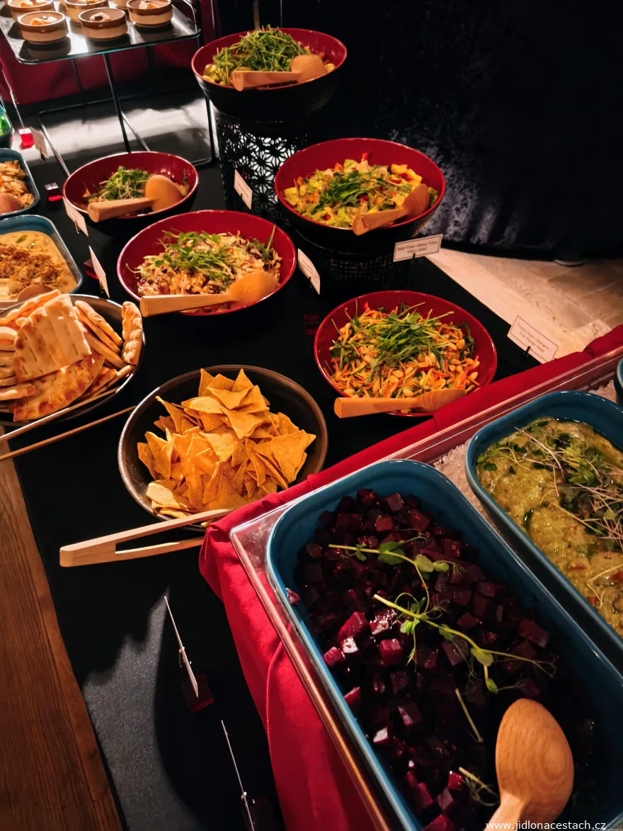 Buddha-Bar Prague: die kalte Theke mit Salaten.