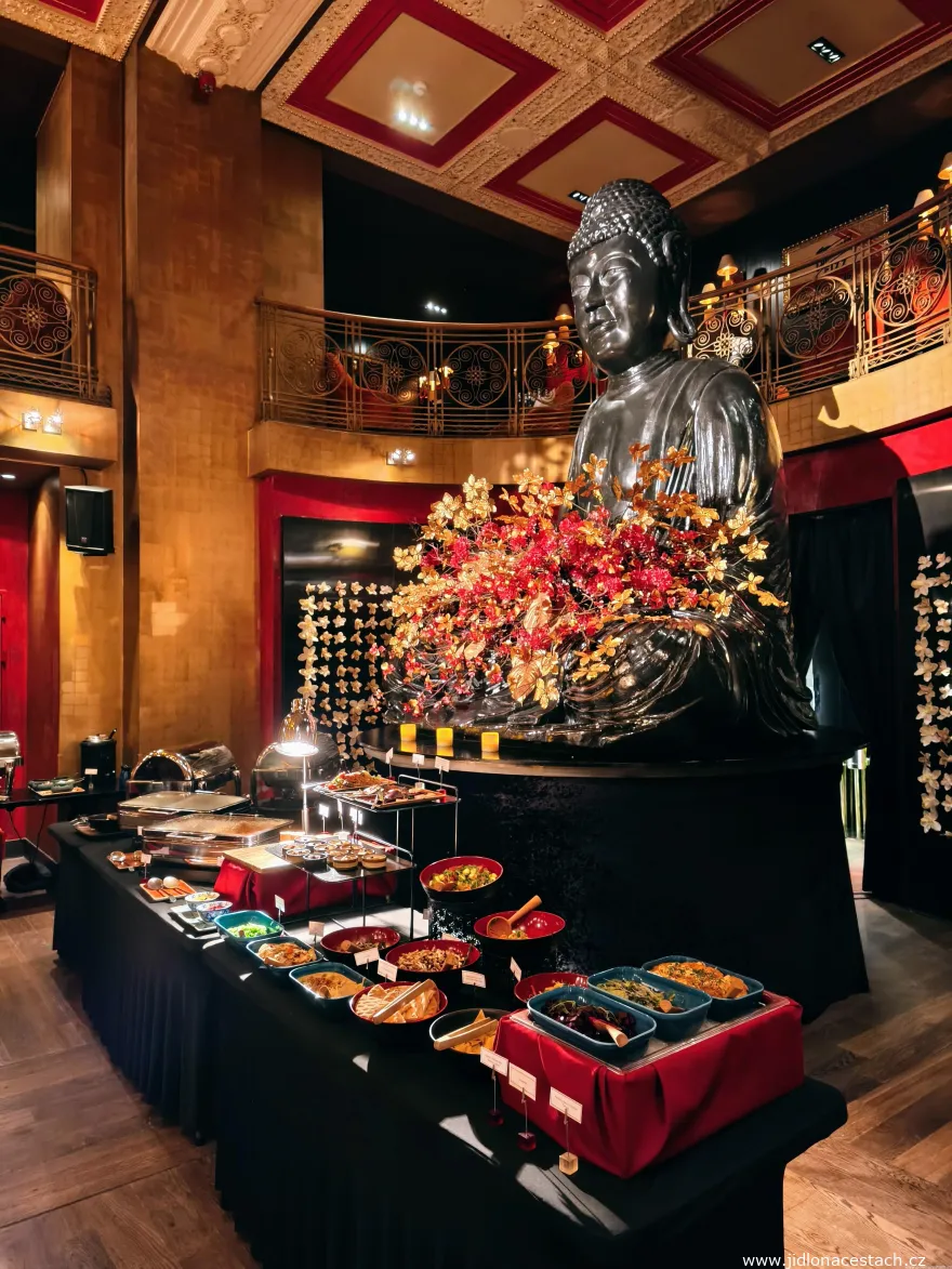 Buddha-Bar Prague: die drei Tonnen schwere Buddha-Statue ist das Herzstück des Lokals. Buddha-Bar Prague: die drei Tonnen schwere Buddha-Statue ist das Herzstück des Lokals.