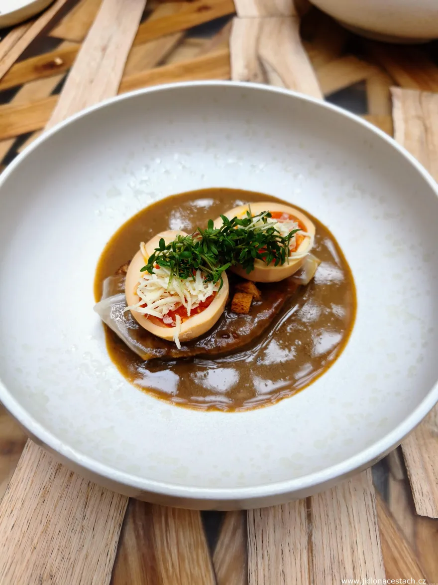 Restaurant 420, menu à la carte, entrée : hydne hérisson à l'œuf mariné (240 CZK/9,60 EUR).