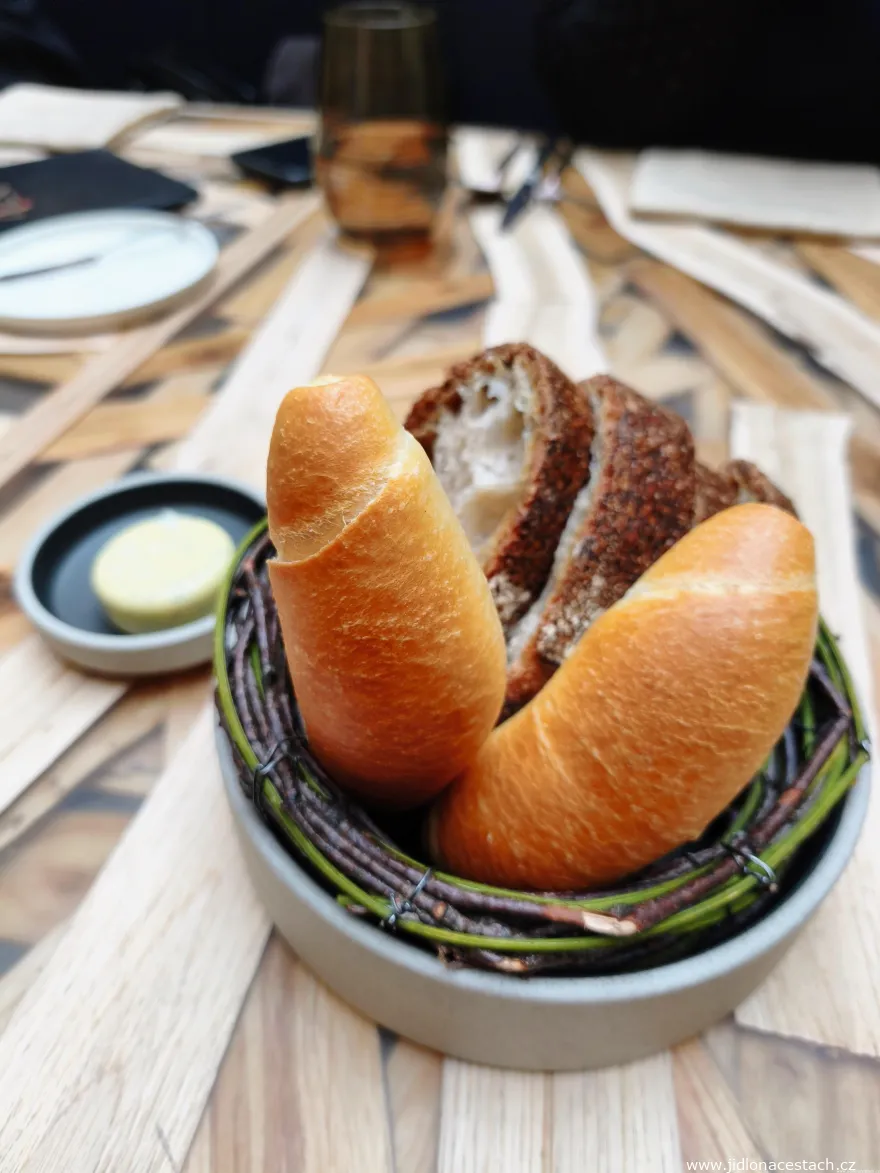 Restaurant 420 : pain frais, beurre fumé à la moutarde (90 CZK/3,60 EUR). Restaurant 420 : pain frais, beurre fumé à la moutarde (90 CZK/3,60 EUR).