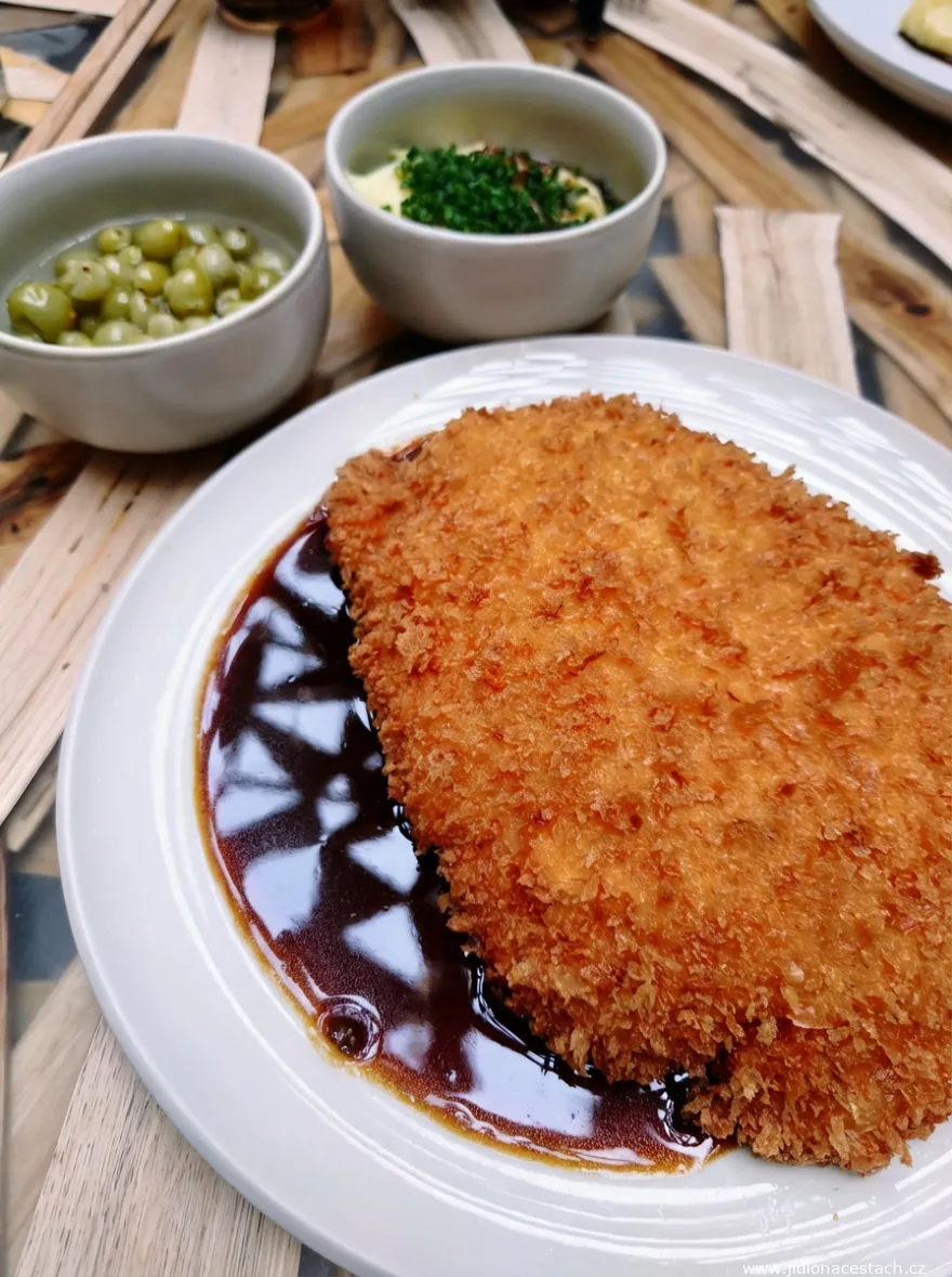 Restaurant 420, menu à la carte, plat principal : escalope de veau Escoffier, purée de pommes de terre, compote de groseilles à maquereau (520 CZK/20,80 EUR). Restaurant 420, menu à la carte, plat principal : escalope de veau Escoffier, purée de pommes de terre, compote de groseilles à maquereau (520 CZK/20,80 EUR).