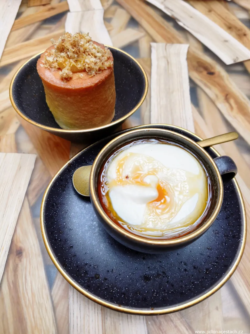 Restaurant 420, menu à la carte, dessert : chaudeau 420, noix, orange, brioche (210 CZK/8,40 EUR).