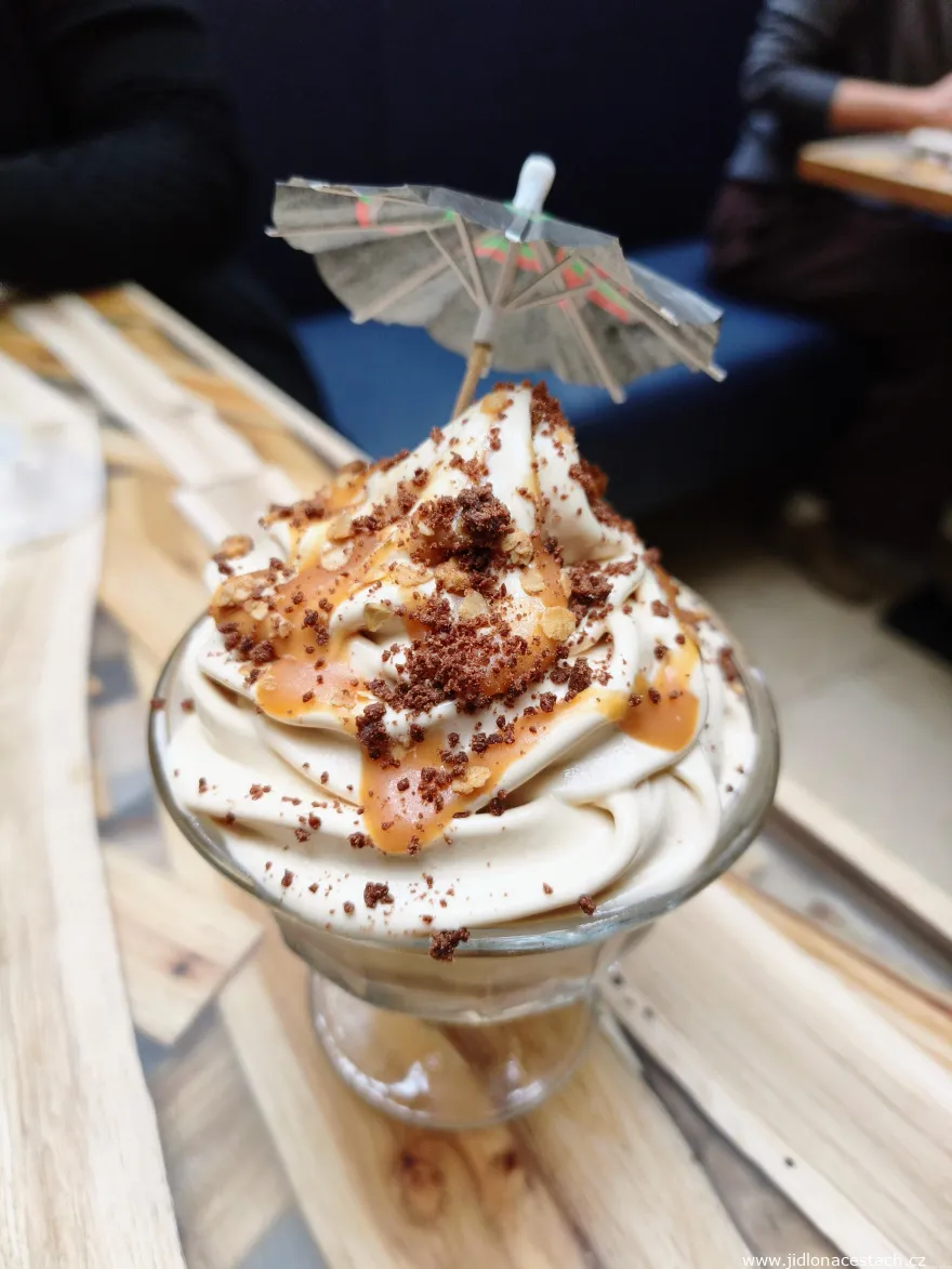 Restaurant 420, menu à la carte, dessert : coupe de glace au chocolat nappée de caramel (180 CZK/7,20 EUR). Restaurant 420, menu à la carte, dessert : coupe de glace au chocolat nappée de caramel (180 CZK/7,20 EUR).
