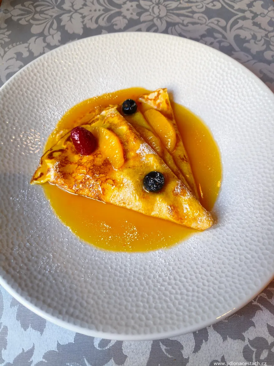 Restaurant Pot-au-feu, menu à la carte, dessert : crêpe Suzette (355 CZK/14,20 EUR).