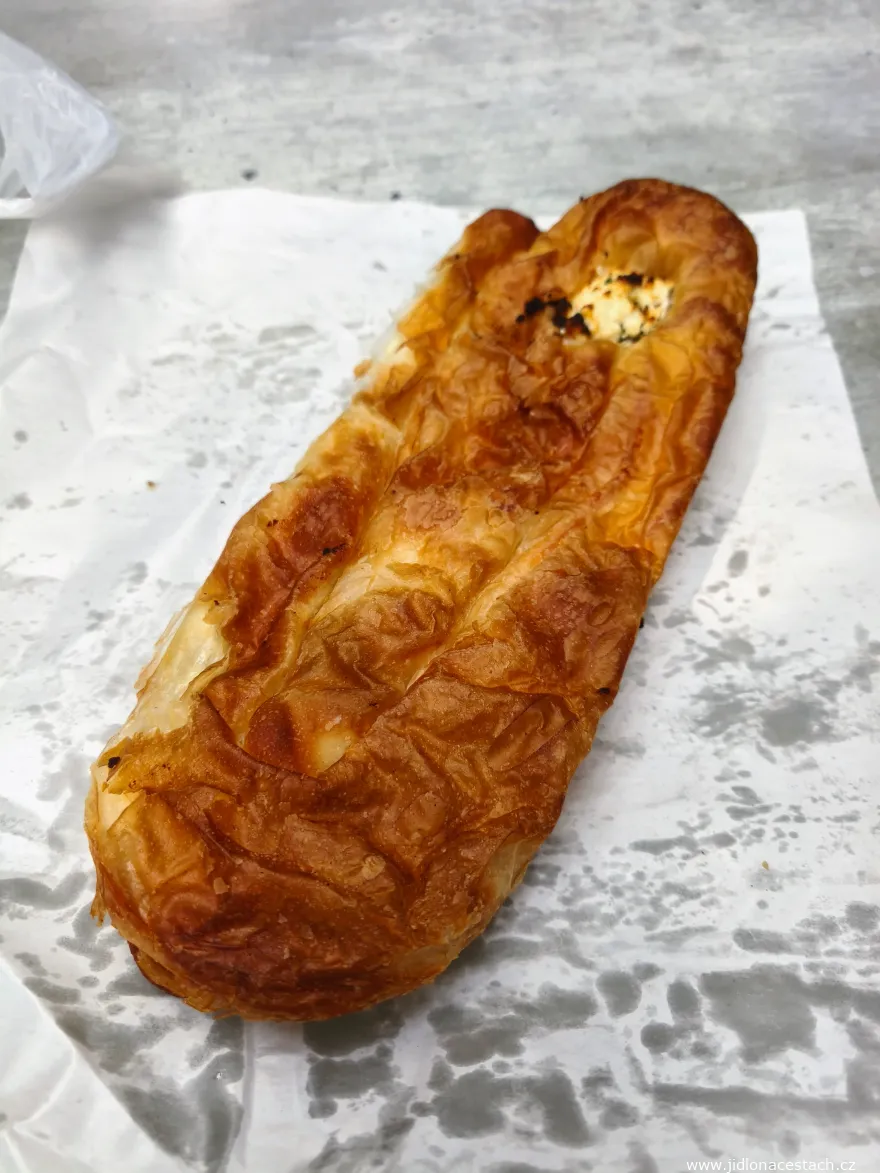 Banička: pekárenská rolka se sýrem, prodávaná po kuse. Banička: pekárenská rolka se sýrem, prodávaná po kuse.