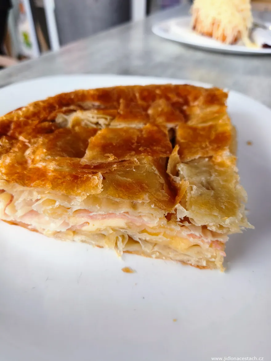 Burek: varianta se sýrem a šunkou v řezu. Burek: varianta se sýrem a šunkou v řezu.