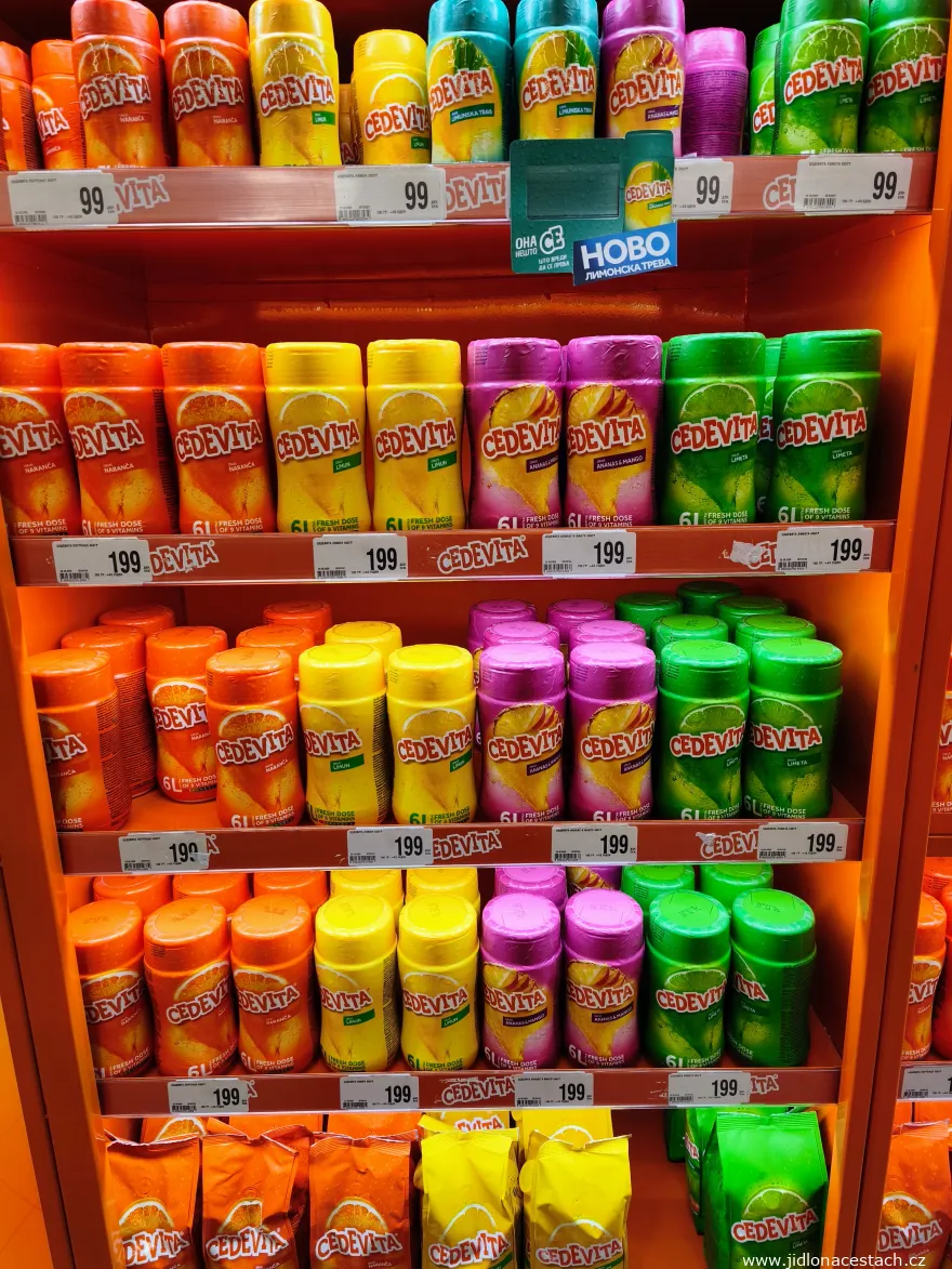 Cedevita: lo scaffale di un supermercato di Skopje pieno di barattoli colorati con i gusti arancia, limone, ananas e mango e lime. Cedevita: lo scaffale di un supermercato di Skopje pieno di barattoli colorati con i gusti arancia, limone, ananas e mango e lime.