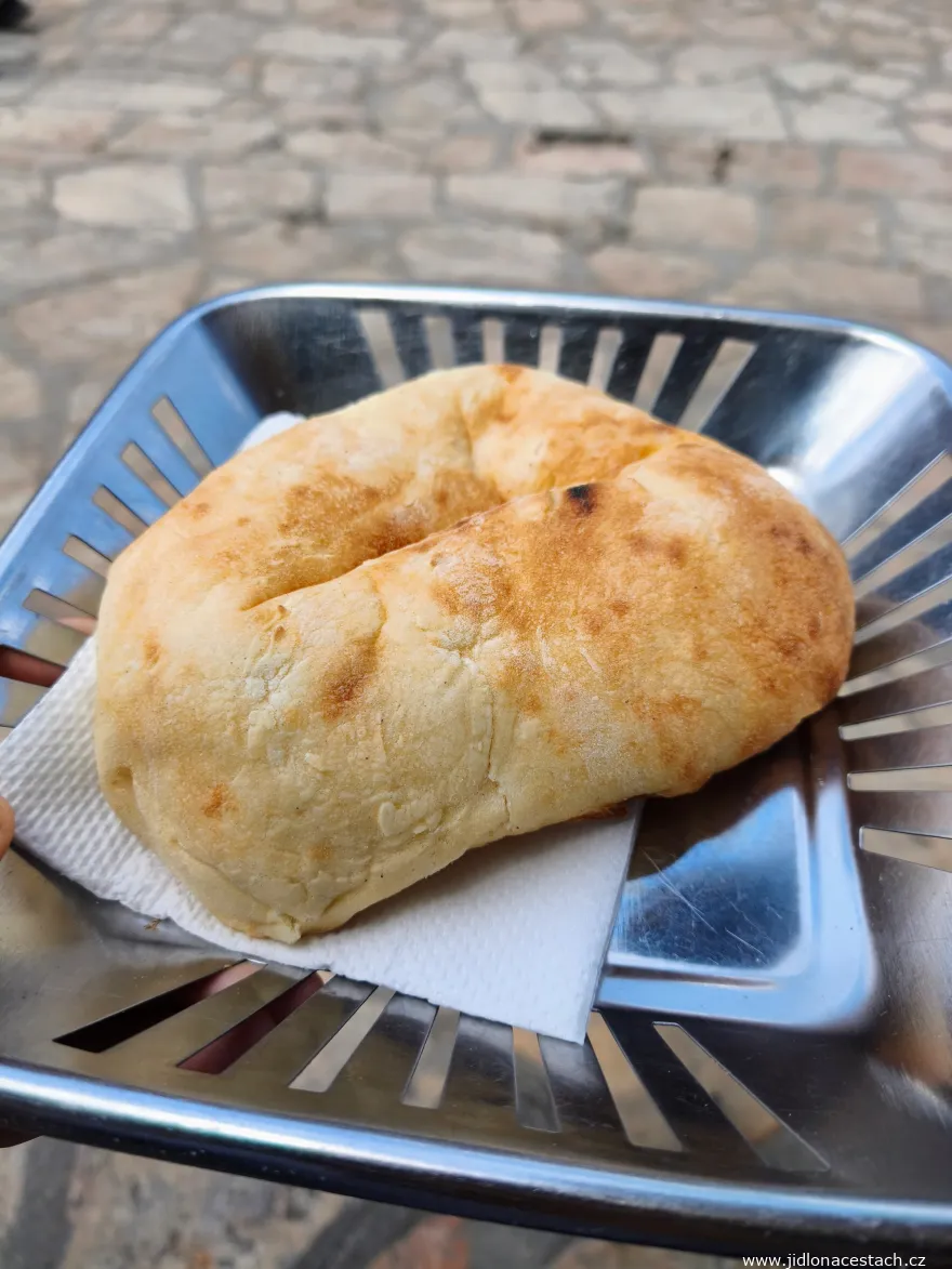 Lepinja: pan de masa fermentada, normalmente como acompañamiento de la carne.