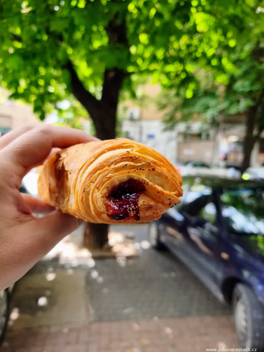 Lisnato so višna i vanila: pečivo z listového těsta s višňovou náplní. Lisnato so višna i vanila: pečivo z listového těsta s višňovou náplní.