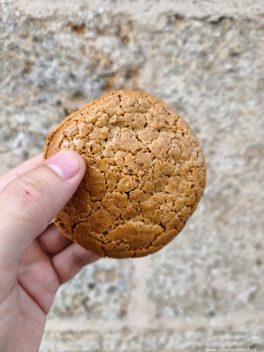 Padobranci: la superficie screpolata di un tortino alle noci.