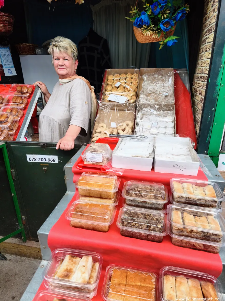 Zelen pazar: sprzedawczyni baklavy i tulumb. Zelen pazar: sprzedawczyni baklavy i tulumb.