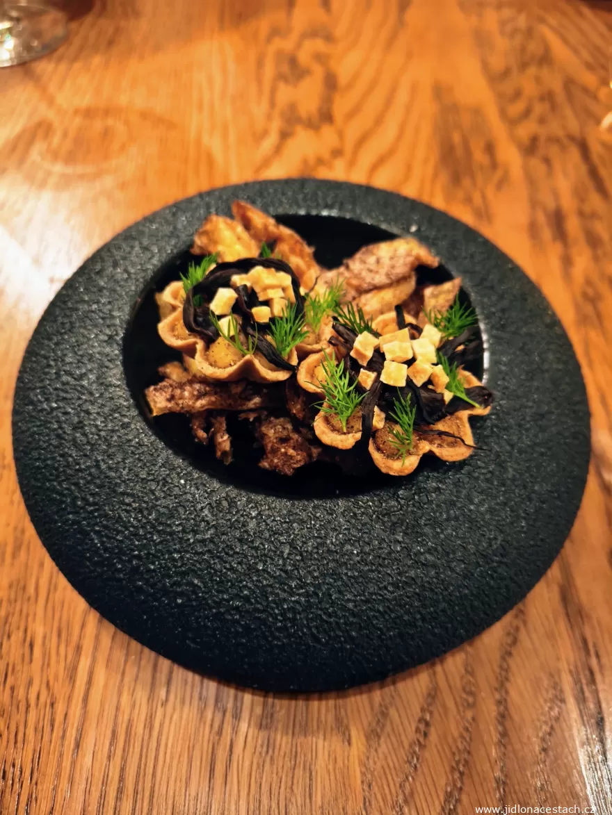 La Veranda: amuse bouche - little baskets with dill on potato peels.