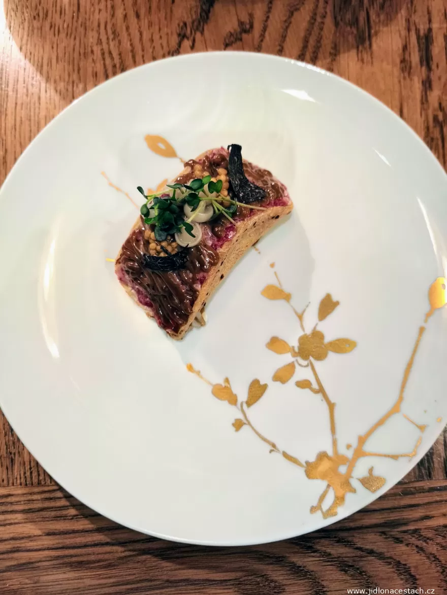 La Veranda: beef tartare on a lokša with truffle. La Veranda: beef tartare on a lokša with truffle.