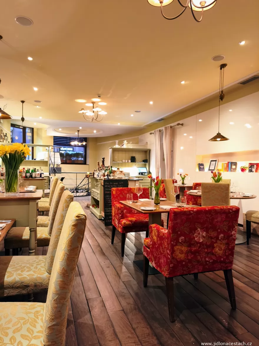 La Veranda: the dining room and the restaurant's bar.