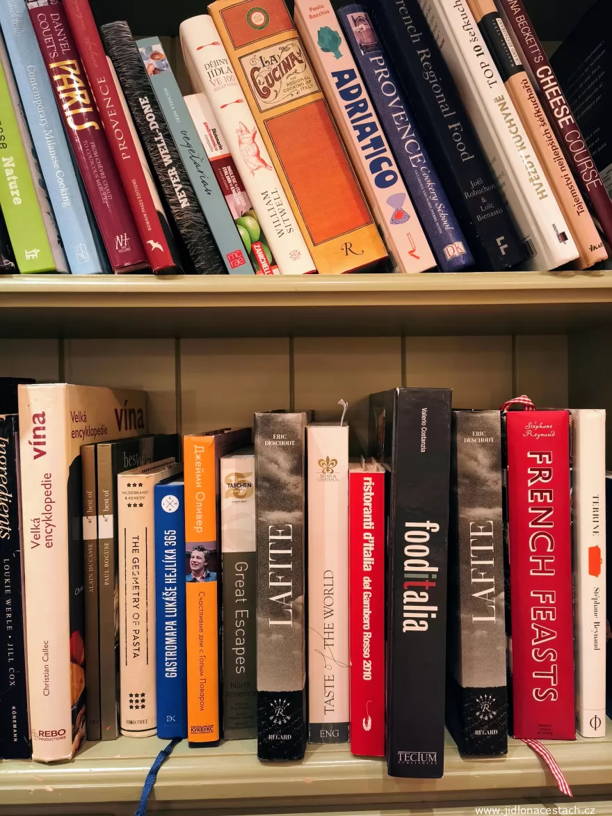 La Veranda: shelves full of books about food.