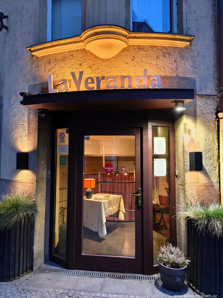 La Veranda。扉にミシュランの表示がある店の入口。 La Veranda。扉にミシュランの表示がある店の入口。