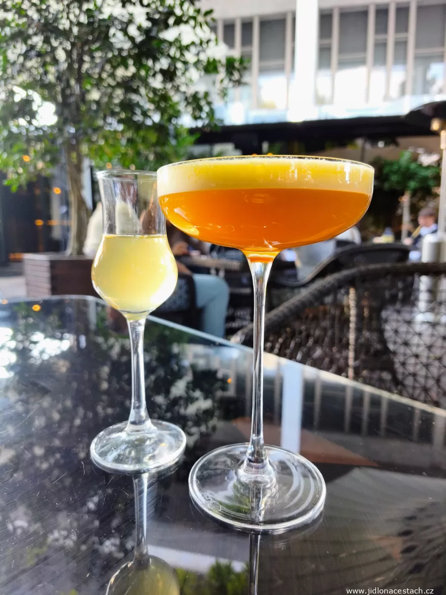 A White Tea Passion Fruit nevű alkoholmentes koktél a chișinăui Mojito bár kerthelyiségében: maracujával együtt erjesztett fehér tea, a tetején maracujahab. A White Tea Passion Fruit nevű alkoholmentes koktél a chișinăui Mojito bár kerthelyiségében: maracujával együtt erjesztett fehér tea, a tetején maracujahab.