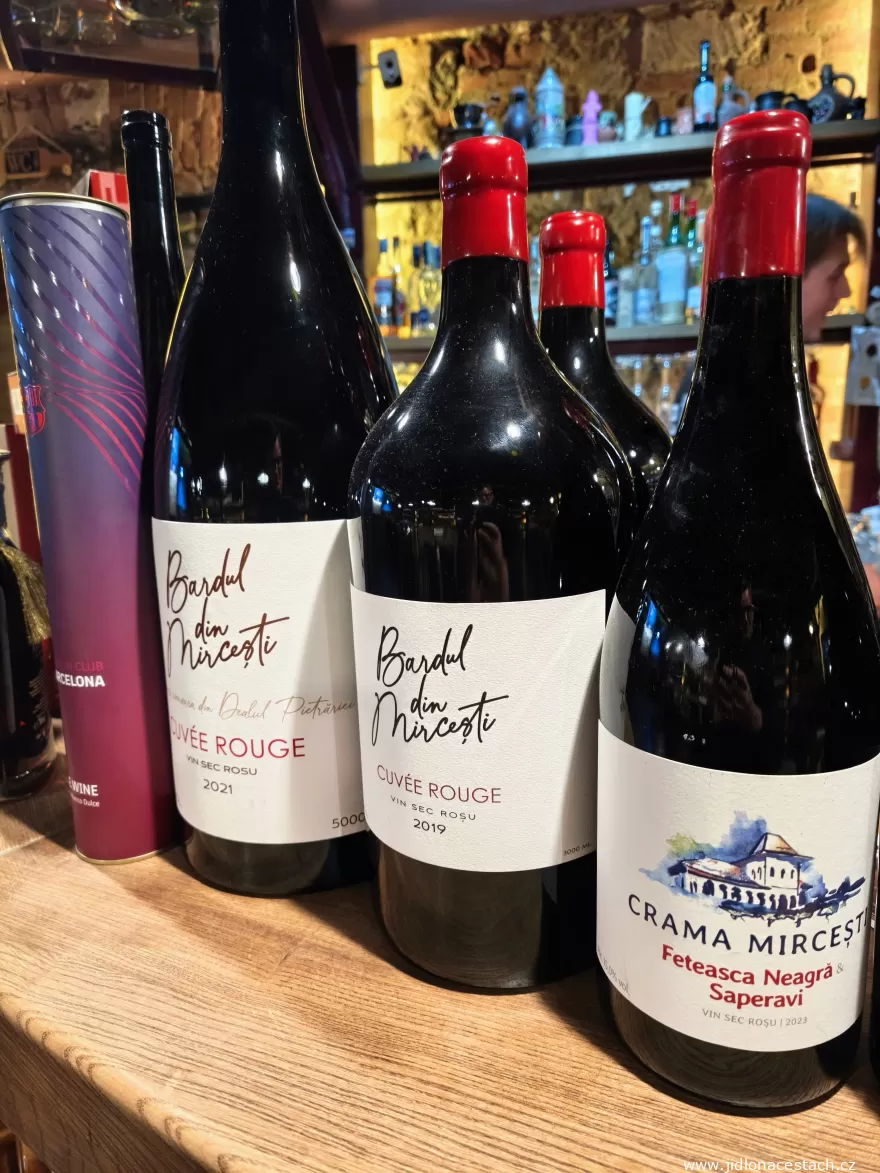 Moldovan wine: a dry red from the Mircești winery in big bottles. Moldovan wine: a dry red from the Mircești winery in big bottles.