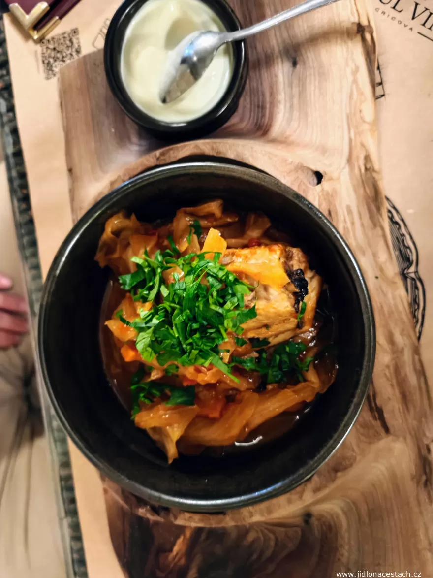 Borș scăzut : un borș épais et réduit, avec de la viande et du chou. Borș scăzut : un borș épais et réduit, avec de la viande et du chou.