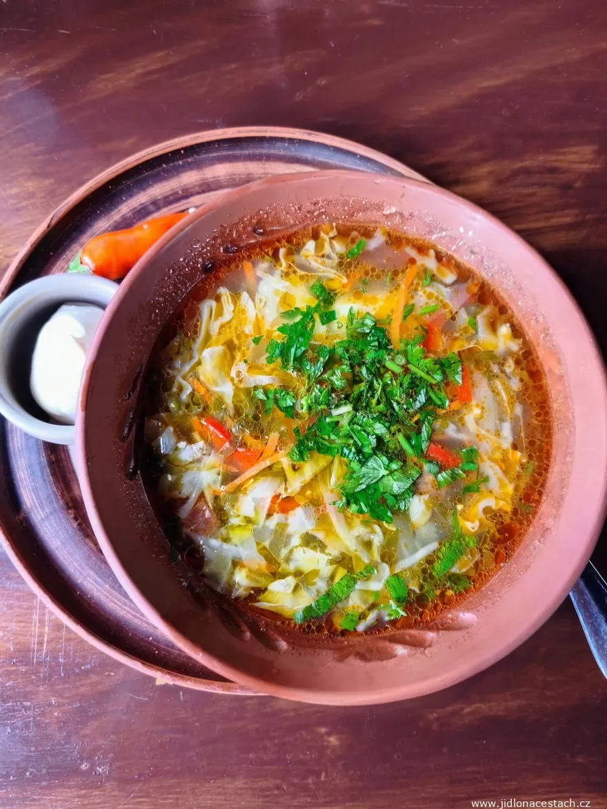 Borș verde : une soupe aigre de légumes et d'herbes de printemps. Borș verde : une soupe aigre de légumes et d'herbes de printemps.