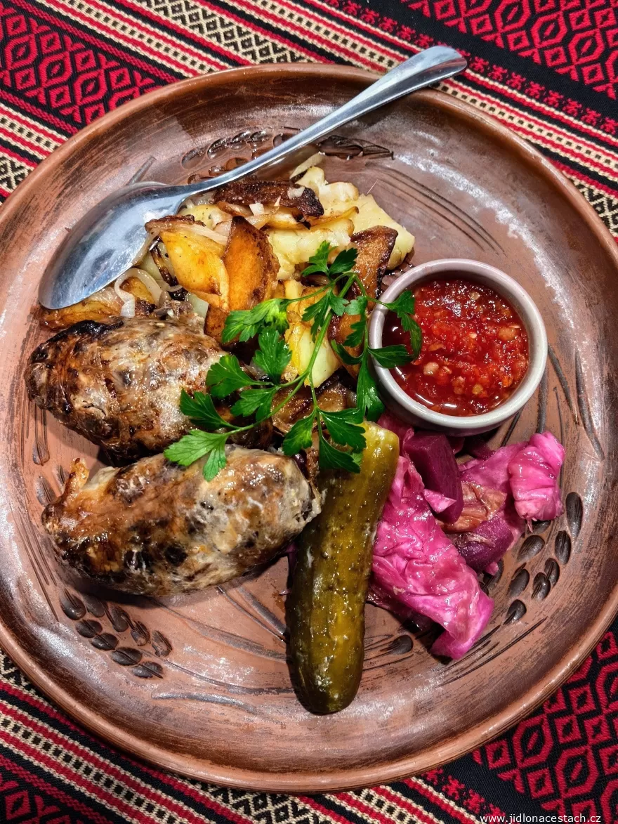 Cighiri: albóndigas de casquería doradas en redaño de cerdo. Cighiri: albóndigas de casquería doradas en redaño de cerdo.