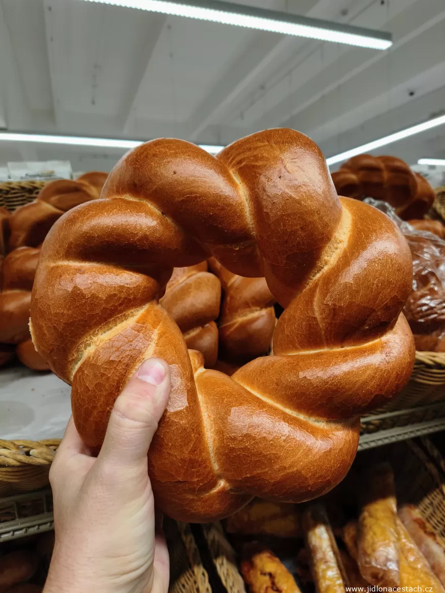 Colac: obrzędowy chleb zapleciony w koło. Colac: obrzędowy chleb zapleciony w koło.