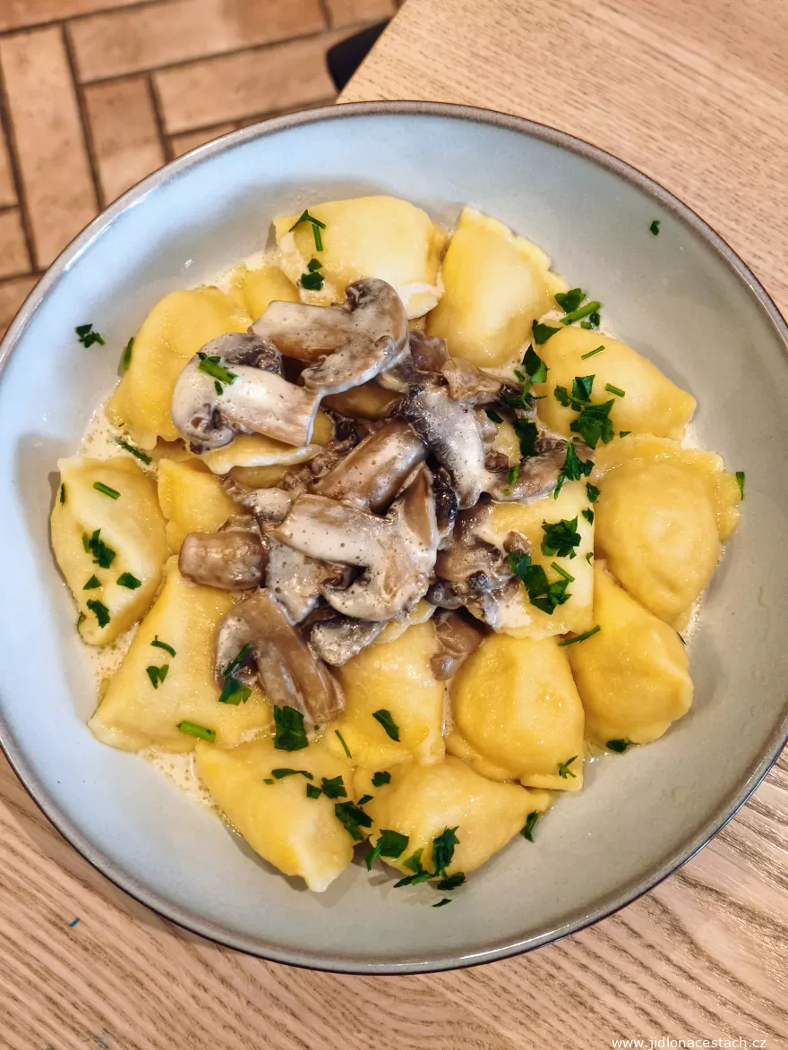 Colțunași: mantarlı ve kremalı soslu haşlanmış hamur keseleri. Colțunași: mantarlı ve kremalı soslu haşlanmış hamur keseleri.