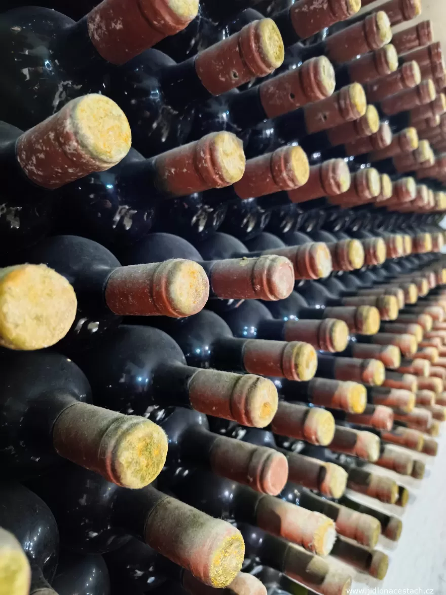 Vino moldavo: bottiglie d'archivio nei sotterranei di Cricova. Vino moldavo: bottiglie d'archivio nei sotterranei di Cricova.