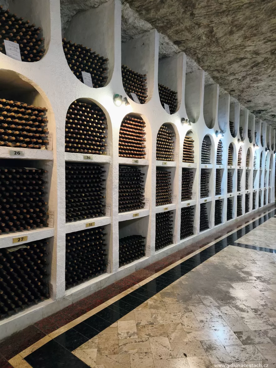 Cricova: nichos com vinhos de arquivo na enoteca. Cricova: nichos com vinhos de arquivo na enoteca.