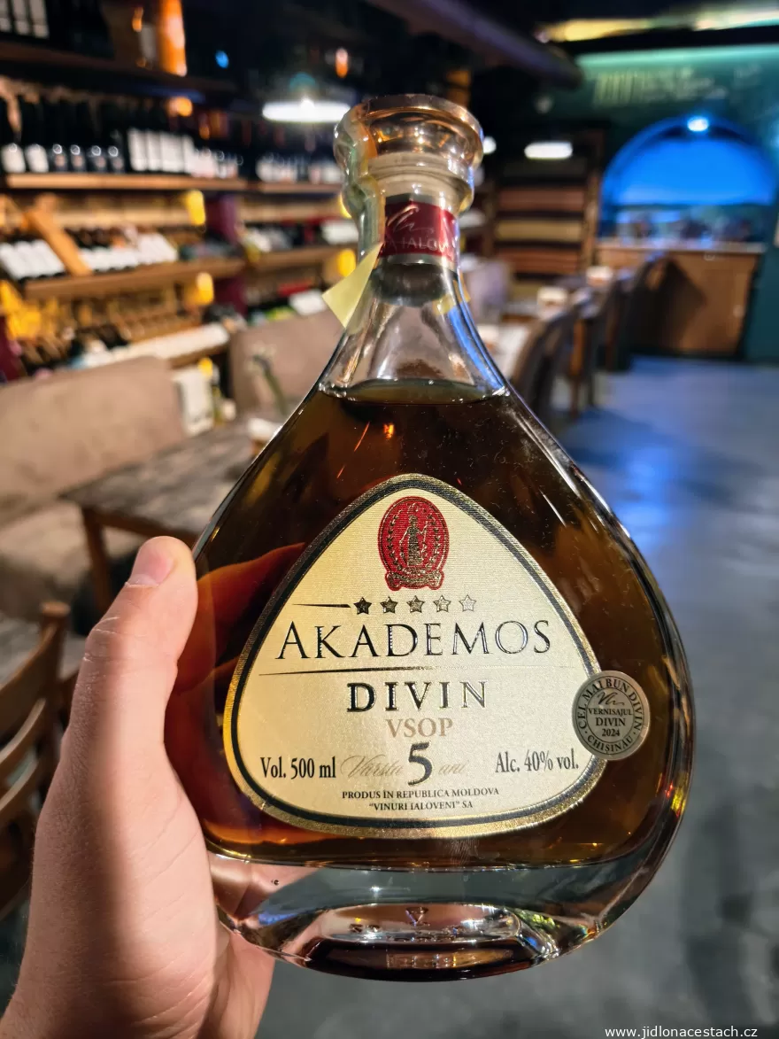 Divin: pětiletý VSOP z vinařství Vinuri Ialoveni. Divin: pětiletý VSOP z vinařství Vinuri Ialoveni.