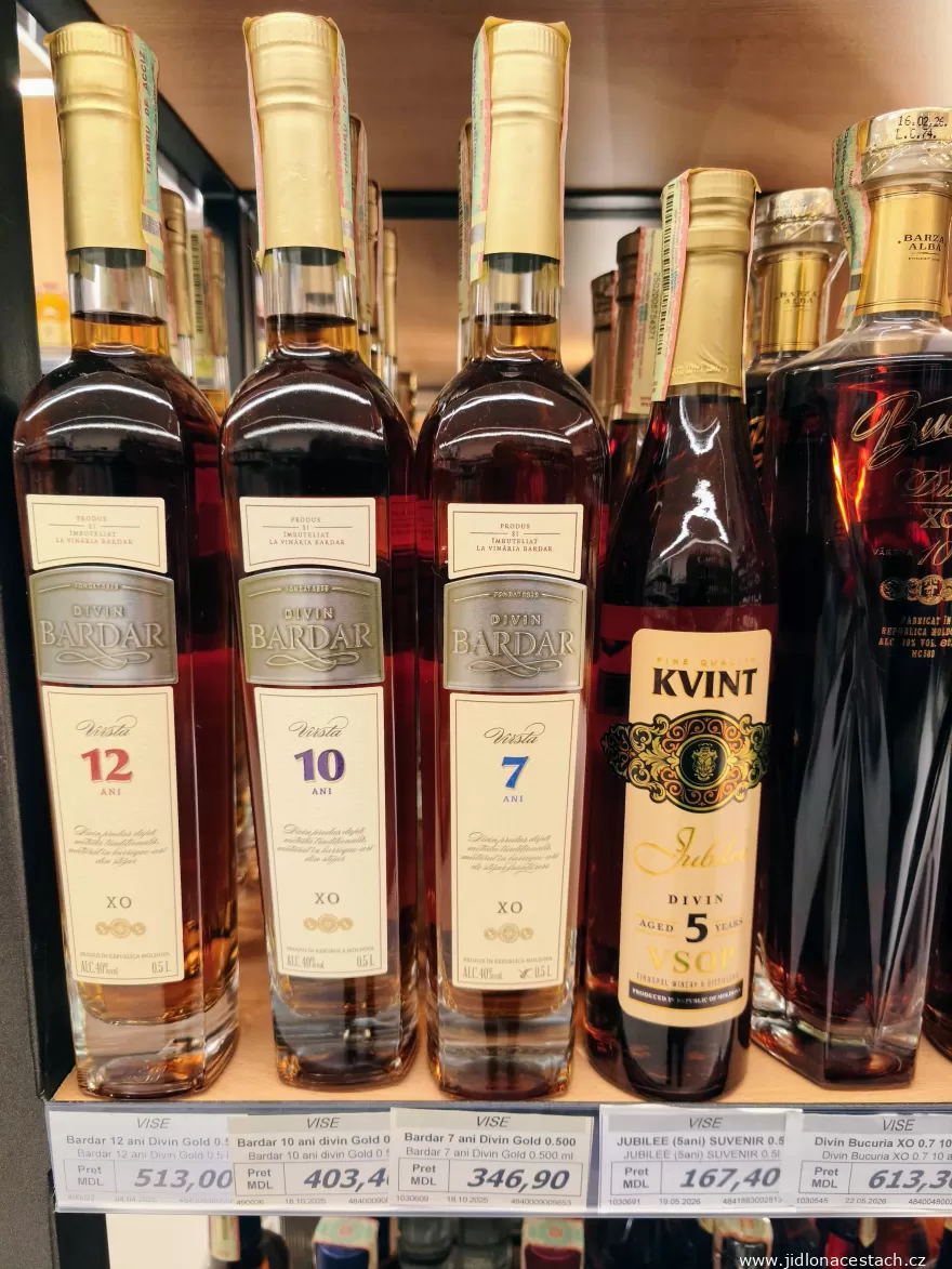 Divin: stupně stáří od pětiletého VSOP po dvanáctiletý XO. Divin: stupně stáří od pětiletého VSOP po dvanáctiletý XO.