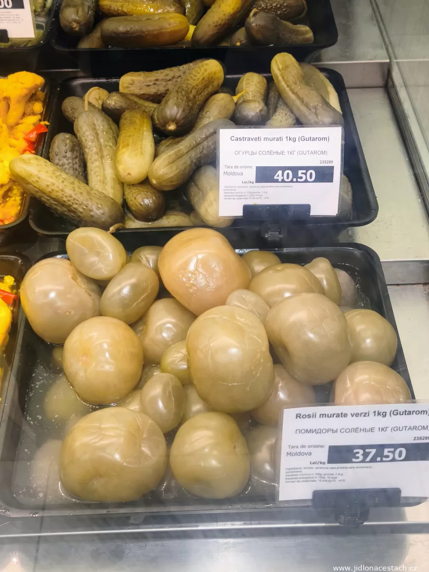 Gogonele: nakládaná zelená rajčata na váhu v moldavském supermarketu. Gogonele: nakládaná zelená rajčata na váhu v moldavském supermarketu.