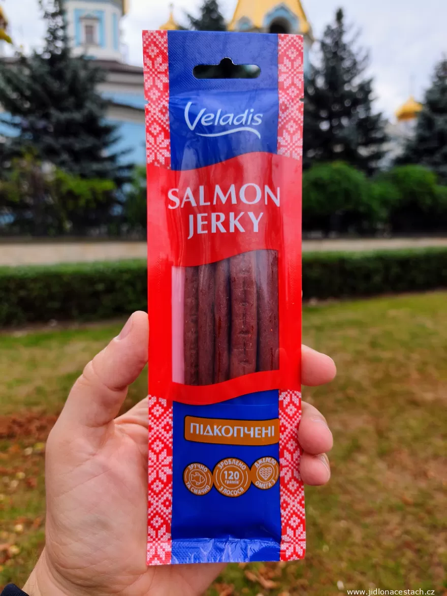 Veladis lazacjerky: enyhén füstölt lazacrudacskák. Veladis lazacjerky: enyhén füstölt lazacrudacskák.