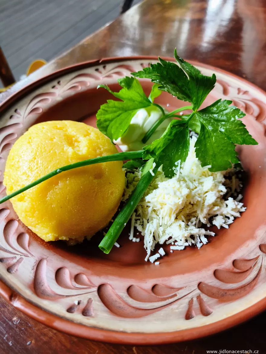 Mămăligă cu brânză și smântână: polenta con formaggio e panna acida. Mămăligă cu brânză și smântână: polenta con formaggio e panna acida.