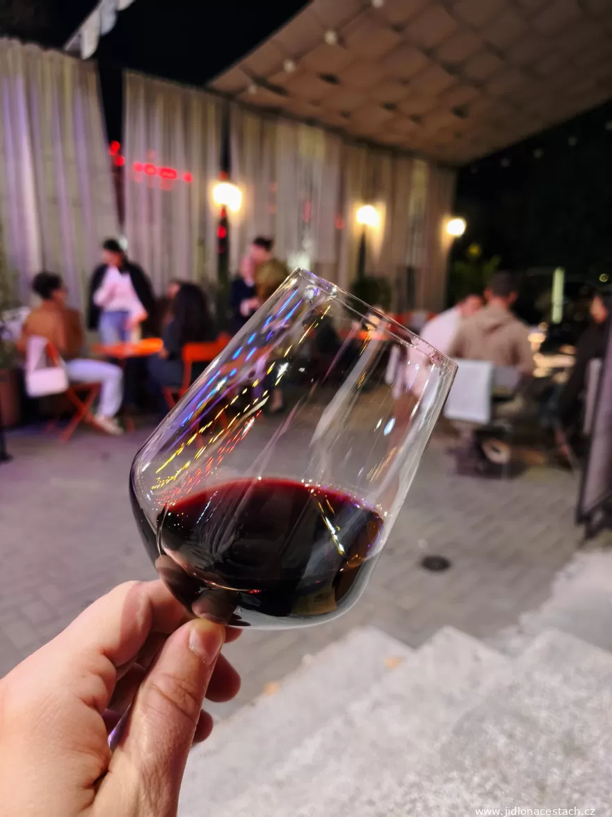 Vino moldavo: un bicchiere di rosso al bar Brut. Vino moldavo: un bicchiere di rosso al bar Brut.