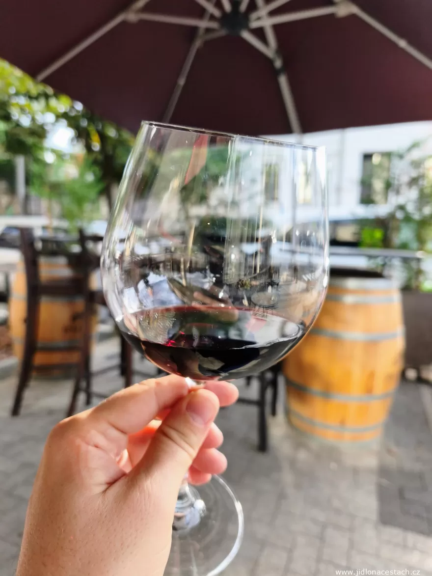 Vino moldavo: un bicchiere di rosso del wine bar Wine.md. Vino moldavo: un bicchiere di rosso del wine bar Wine.md.