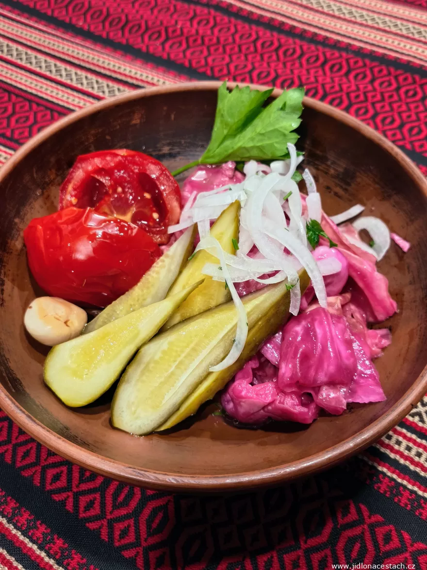 Murături : cornichons en saumure, tomate et chou rose.