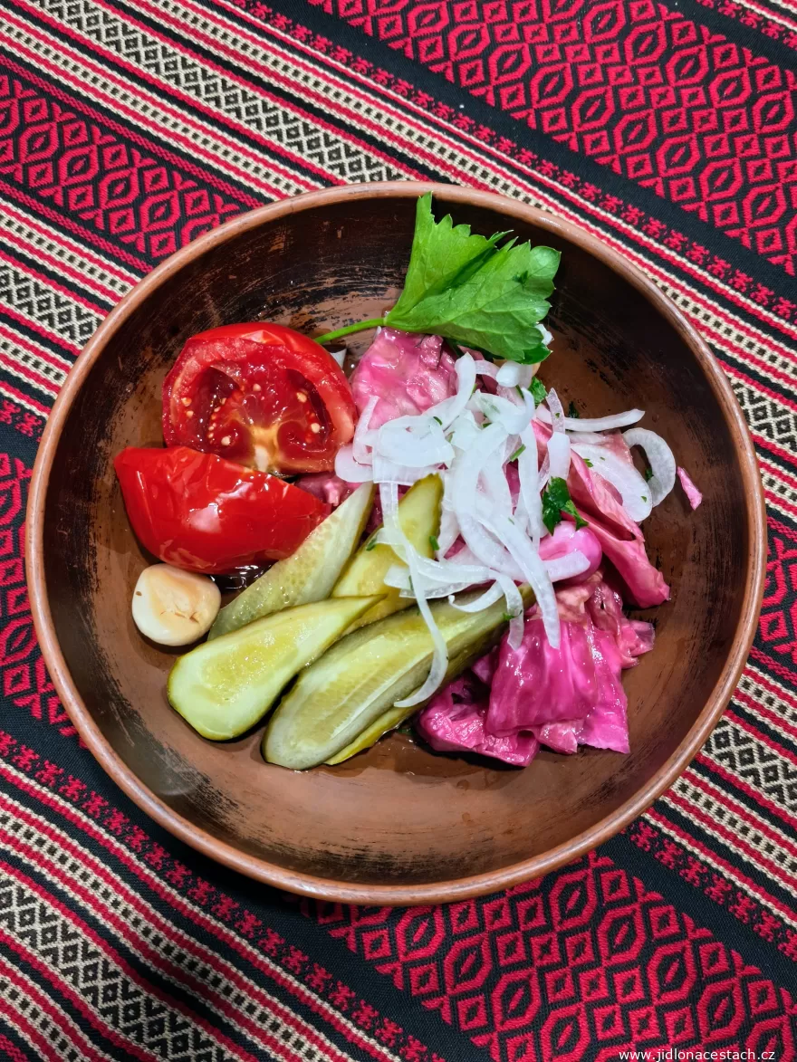 Murături : une portion de légumes fermentés en accompagnement. Murături : une portion de légumes fermentés en accompagnement.