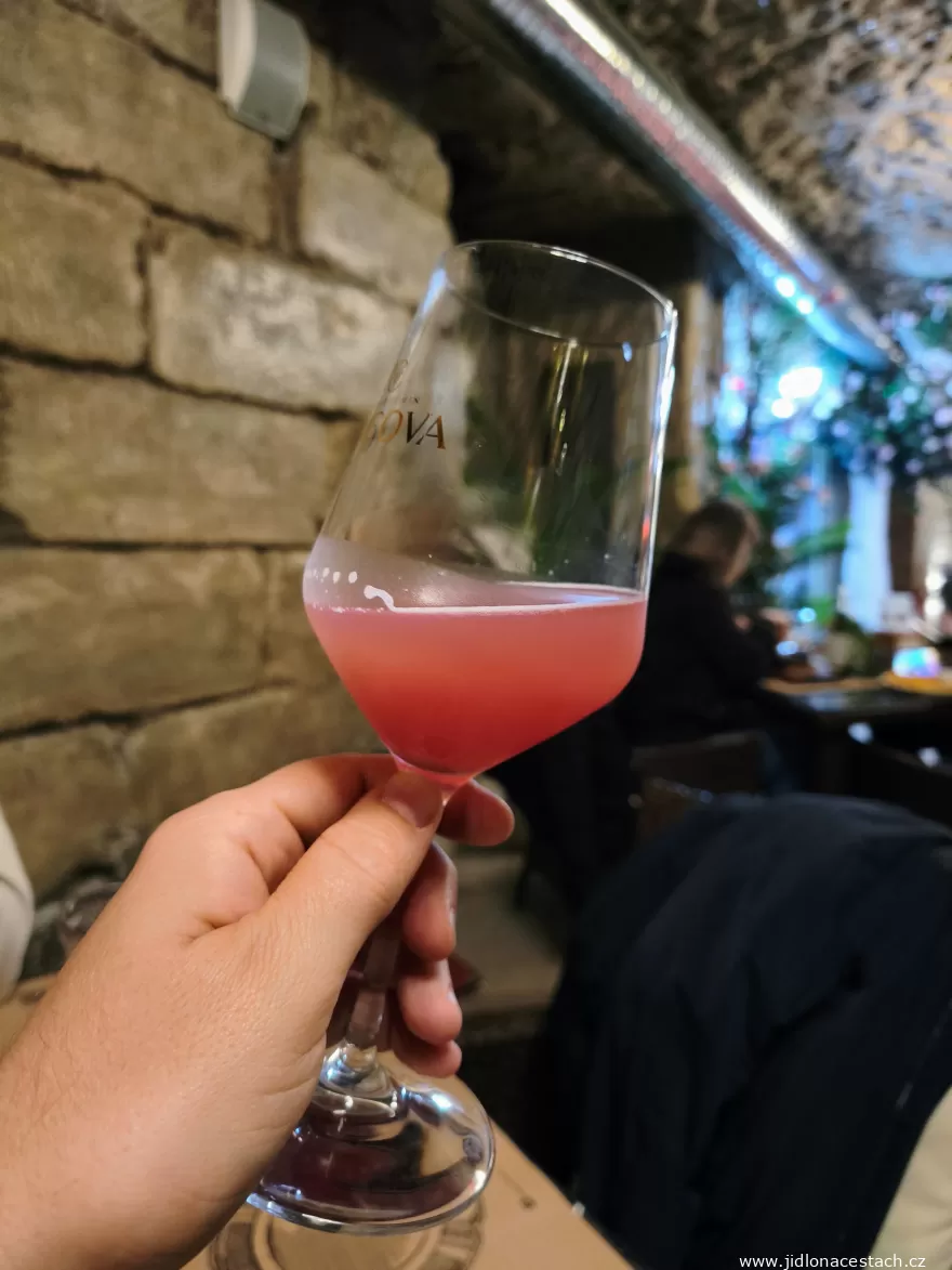 Must: faza tulbure, ușor perlantă, dintre sucul de struguri și vin. Must: faza tulbure, ușor perlantă, dintre sucul de struguri și vin.