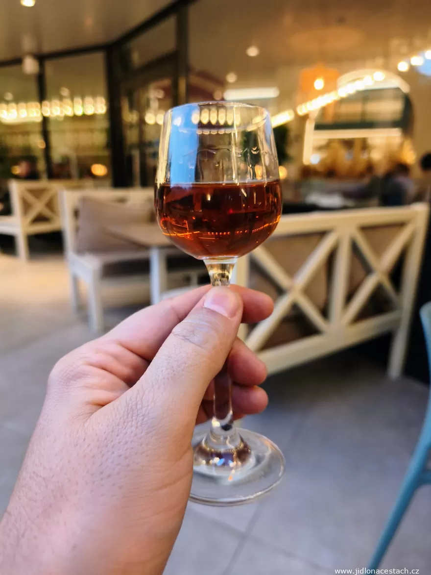 Nucată: ořechový balzám rozlévaný v restauracích. Nucată: ořechový balzám rozlévaný v restauracích.