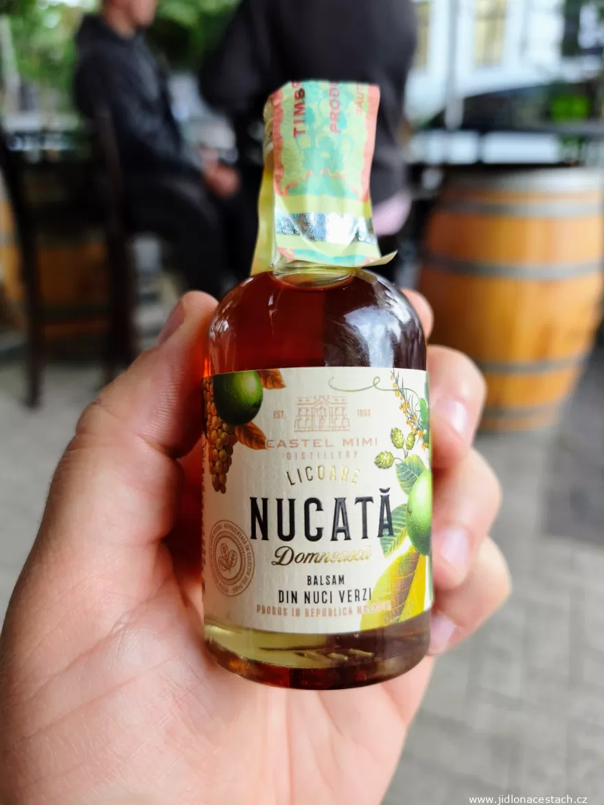 Nucată Domnească: miniatura de bálsamo de nozes verdes. Nucată Domnească: miniatura de bálsamo de nozes verdes.