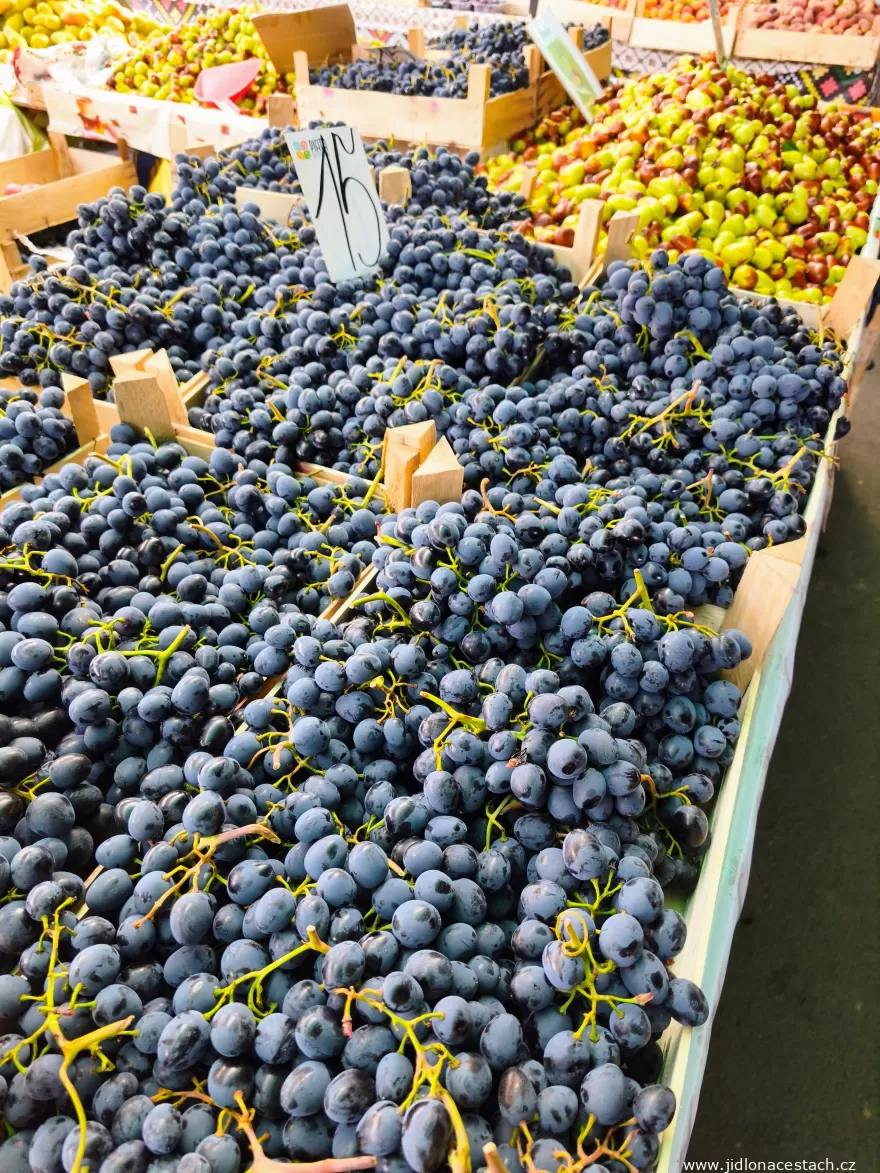 Piața Centrală: crates of dark table grapes.
