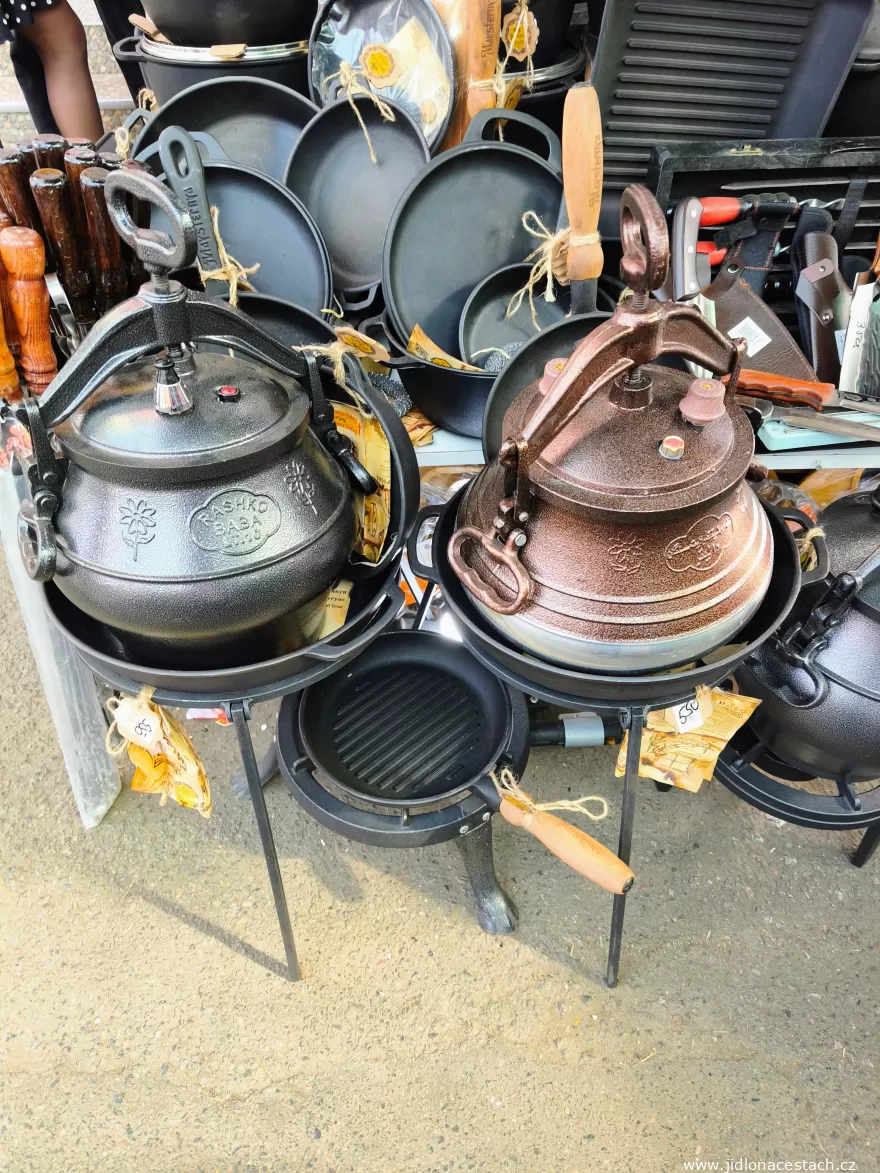 Piața Centrală: Afghan pressure cookers and pans.