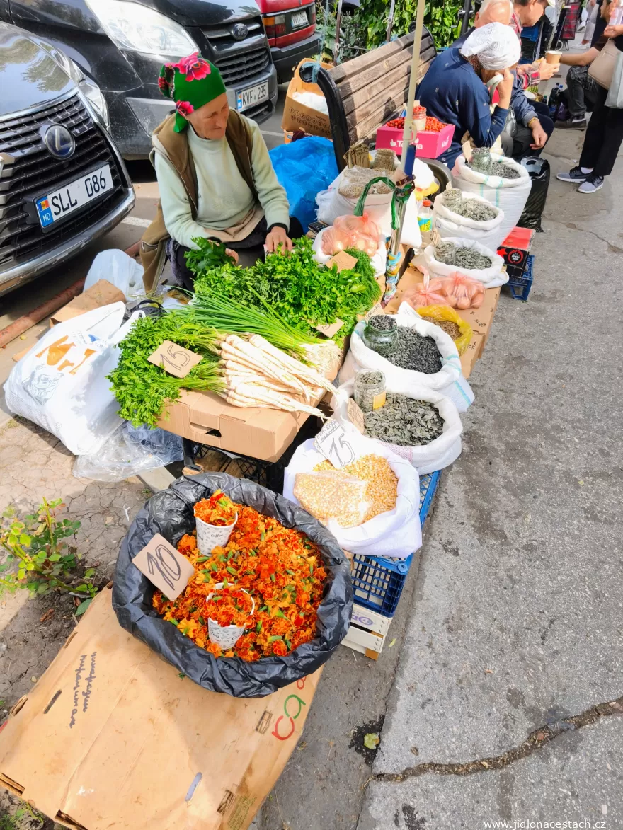 Piața Centrală: an improvised stall by a bench on the street. Piața Centrală: an improvised stall by a bench on the street.