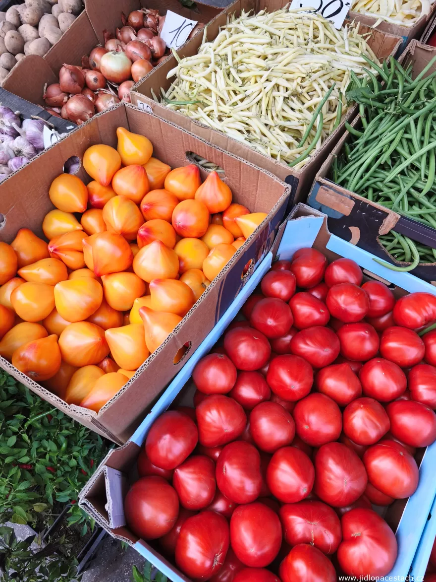 Piața Centrală: orange oxheart and red tomatoes. Piața Centrală: orange oxheart and red tomatoes.