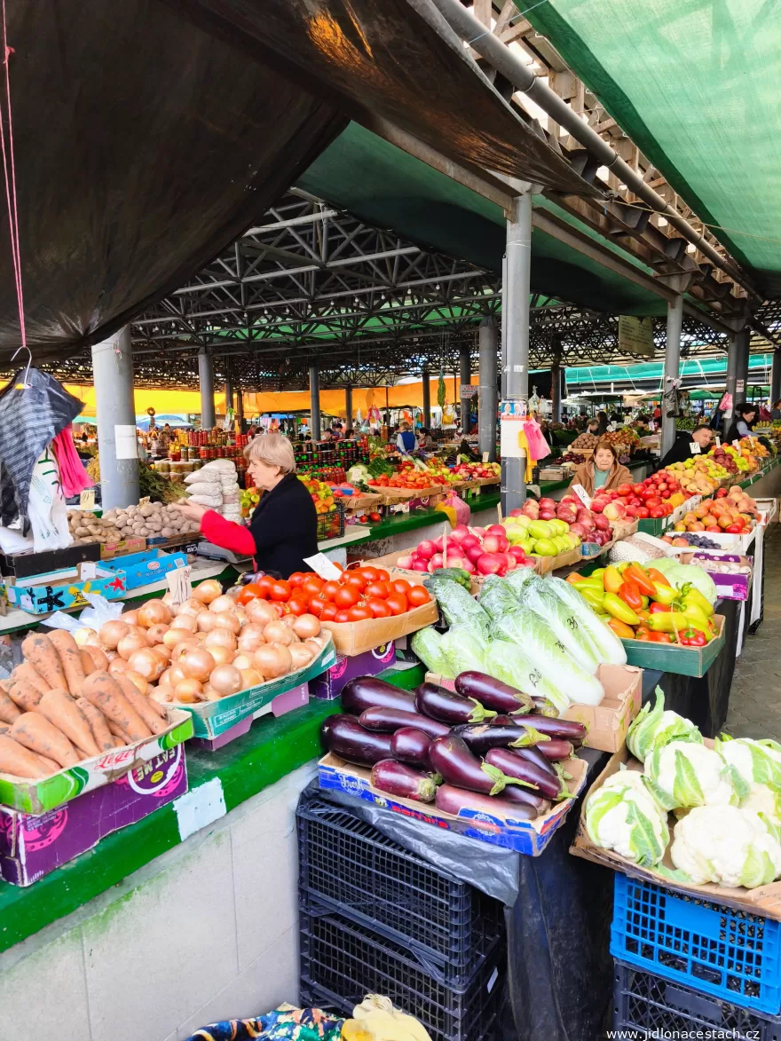 Piața Centrală: vegetable counters under a covered roof. Piața Centrală: vegetable counters under a covered roof.